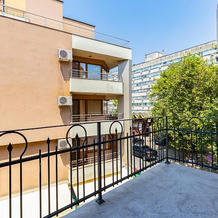 Apartament With Garden View By Flat Mаnager